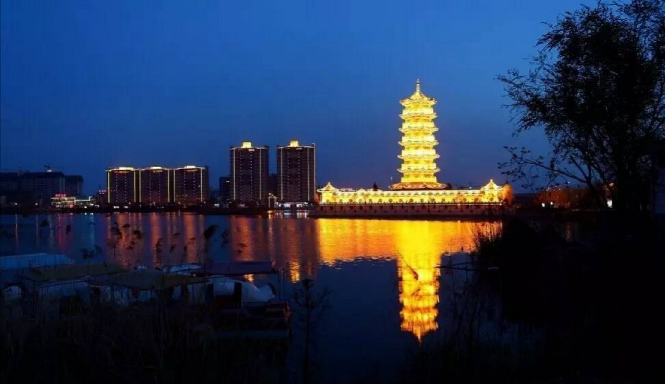 河南省商丘市柘城县白瓷塔  2010年,县政府为开发容湖,依据白瓷姑娘的