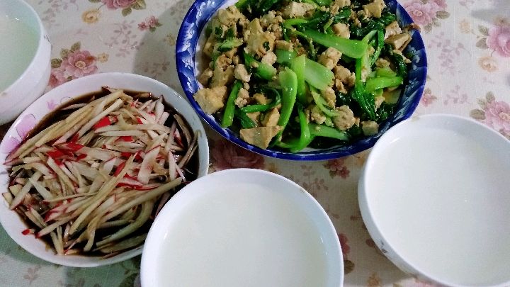 晚餐糖醋萝卜豆腐丁炒青菜,煮了白米粥,清淡简单的晚餐