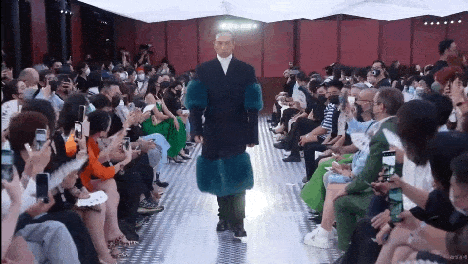 组图：廖凡李易峰春夏等出席活动 变身超模走T台气质拿捏