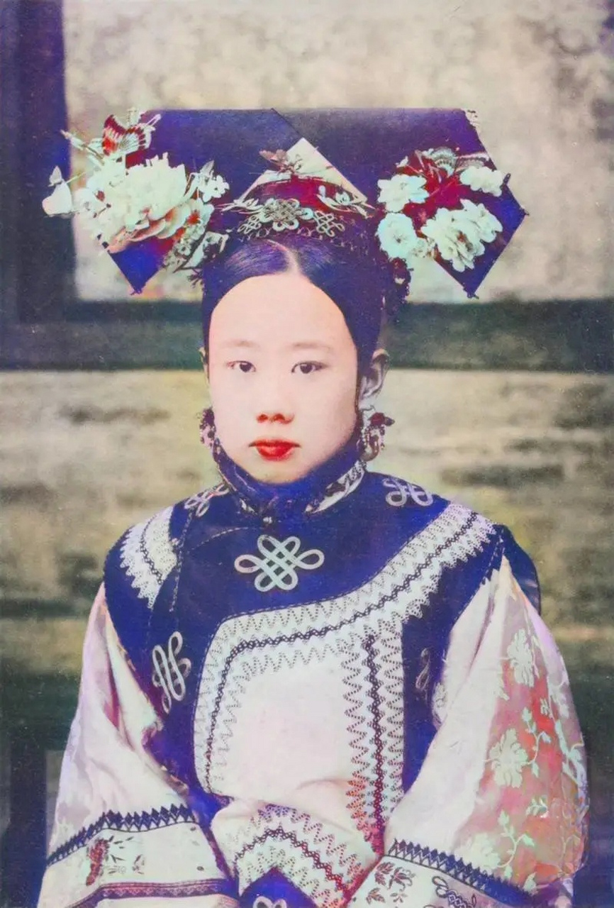 索绰罗氏的娘家背景显赫,但她在历史上没有留下太多记载.