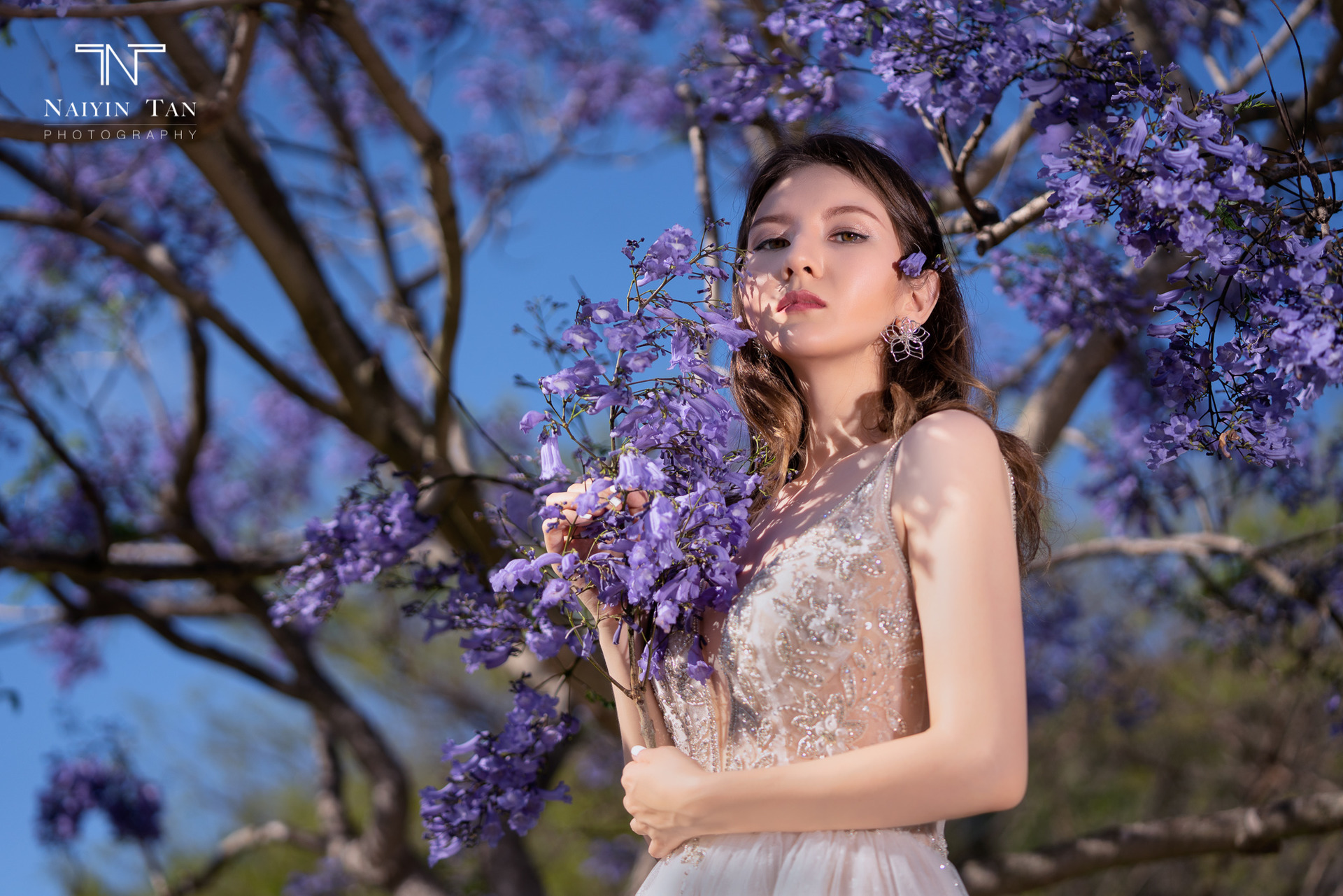 新疆美女没得说,当模特都是身材超级好,皮肤白如雪,五官超精致