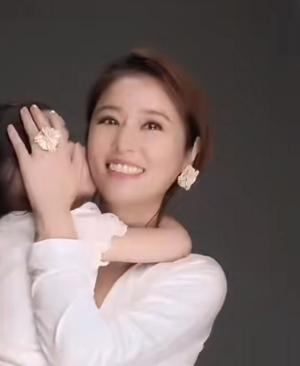 林心如带女儿一起出镜,小海豚只让拍背影照,林心如全程用手捂着孩子的