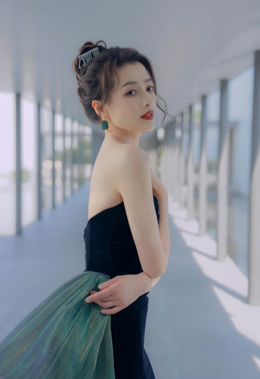 #王秀竹# 一袭黑色抹胸礼裙,甜美迷人的容颜,白皙细嫩的肩颈线,丰满傲