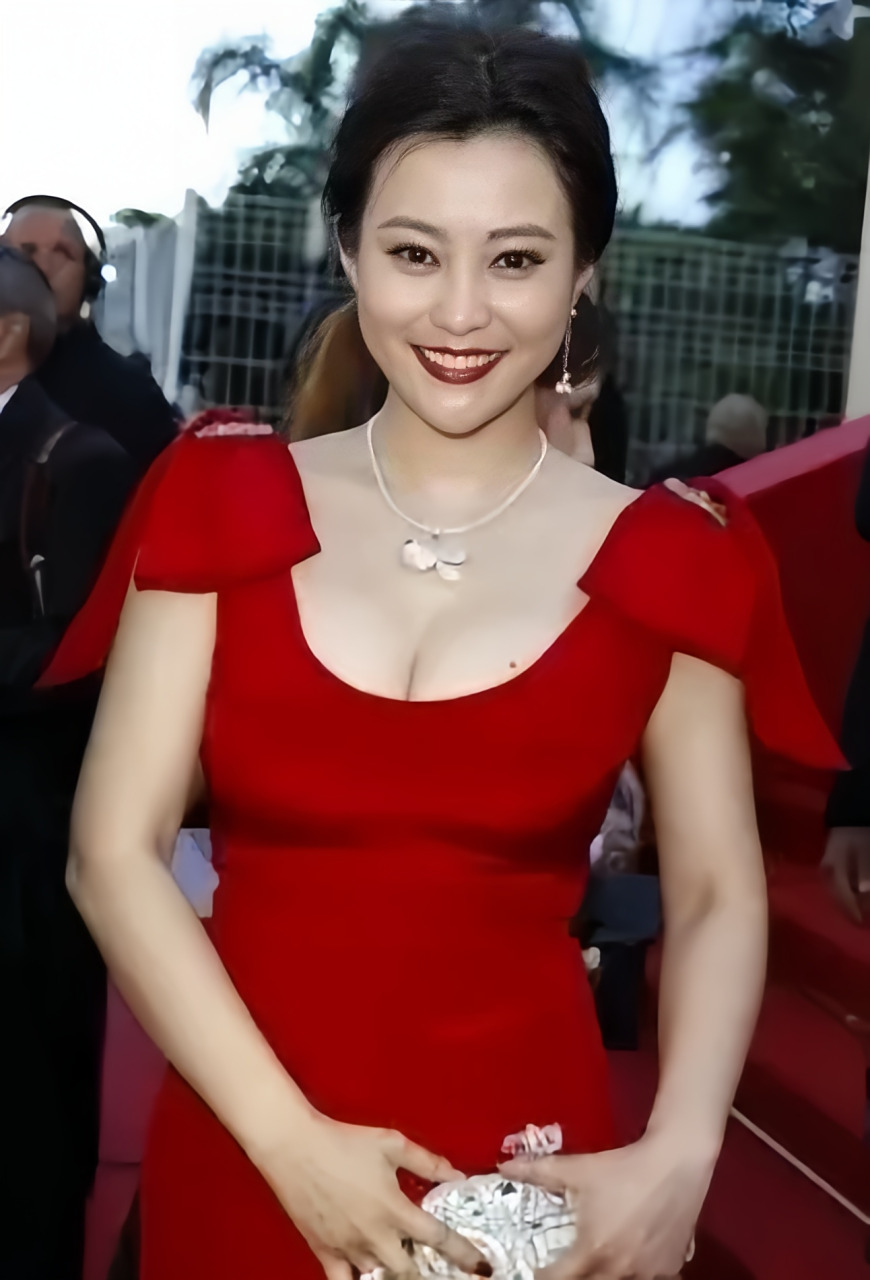 43岁的郝蕾美态尽显,身着一袭红色裙子展现出性感和迷人的魅力.