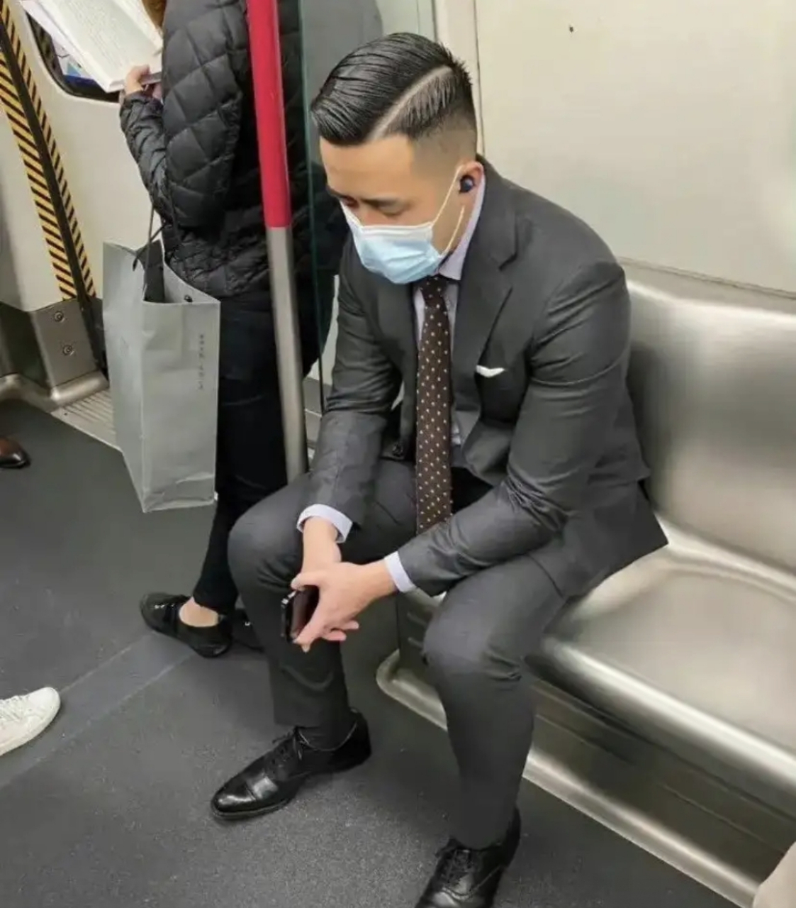 网友:看这大兄弟的梳妆打扮,他应该属于社会精英了吧?