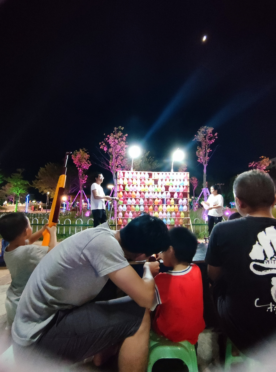 枪打气球,儿时看到公园里摆摊,总想玩一把,但以前家里穷,都是在一旁