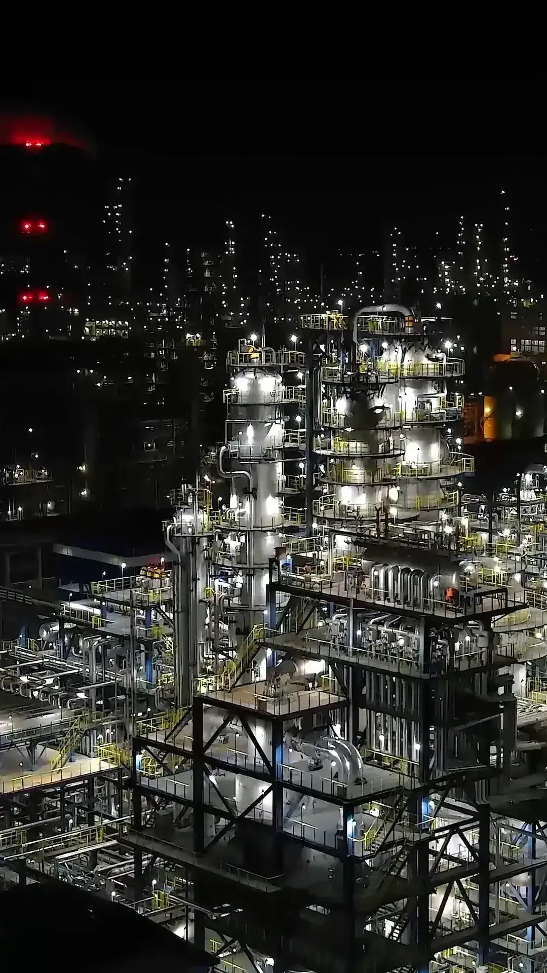 中国石化练油 厂.晚上夜景远看像一座城堡