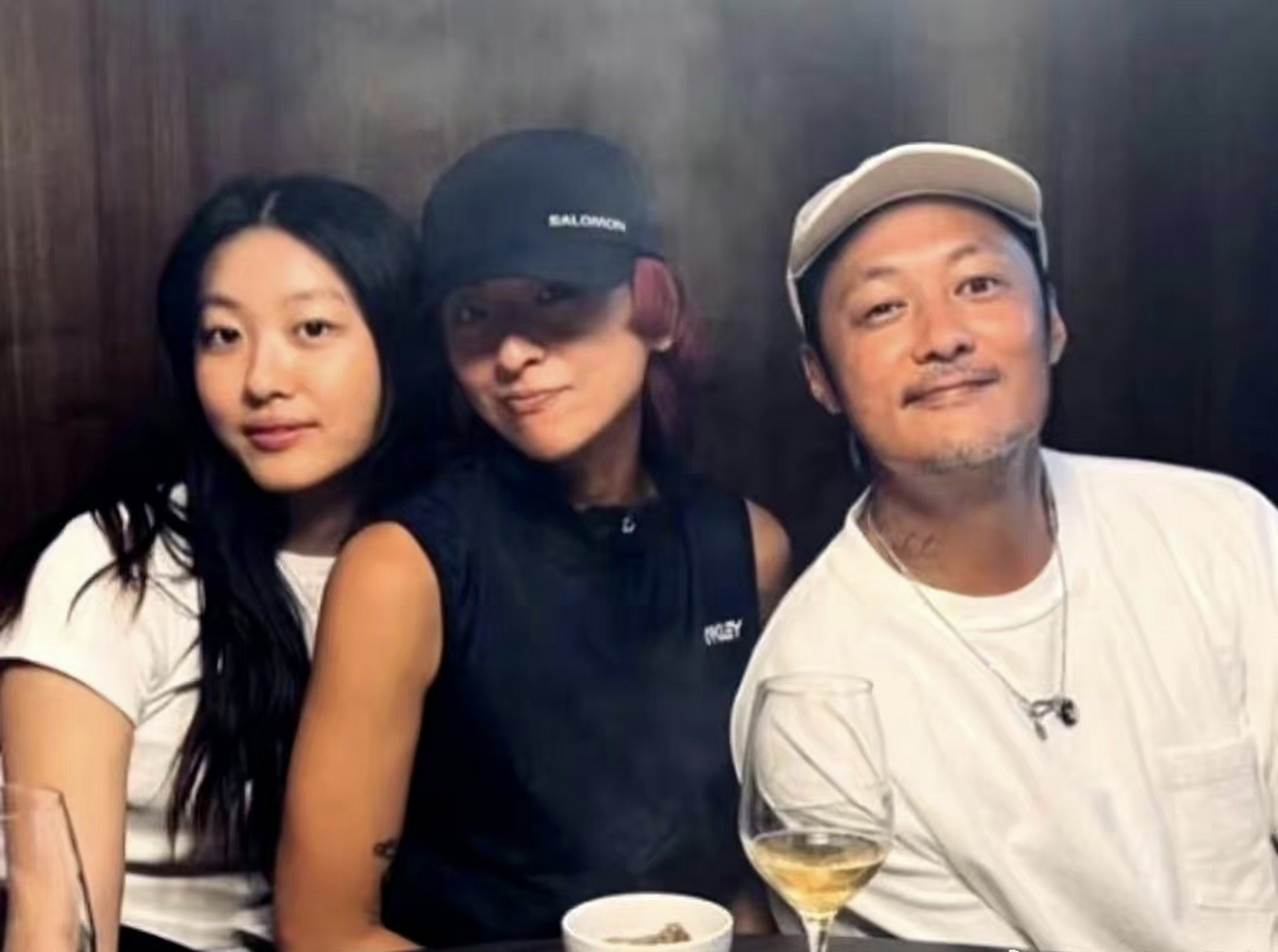 余文乐公开与徐濠萦,陈康堤合照,陈奕迅女儿都18了,我们这一代人是真