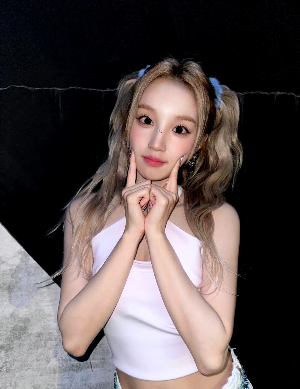 嘴巴嘟起来是想让宋雨琦亲你嘛