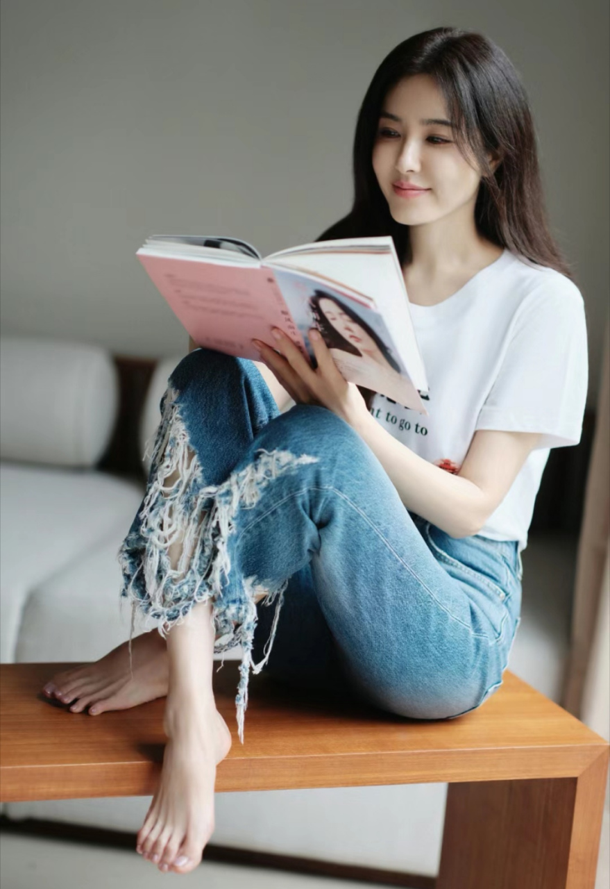 曾黎短袖牛仔裤都能美成这样 白色短袖加牛仔裤 很简单日常的搭配