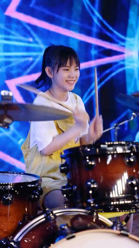 小鼓手妞妞架子鼓演奏歌曲爱小虎队的歌曲都是青春回忆