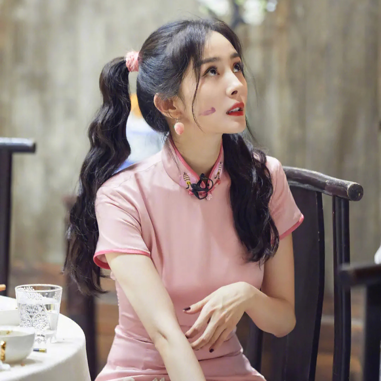 寻找百度ai写手计划# 杨幂今日机场穿搭马面裙,姐姐真的在致力于写