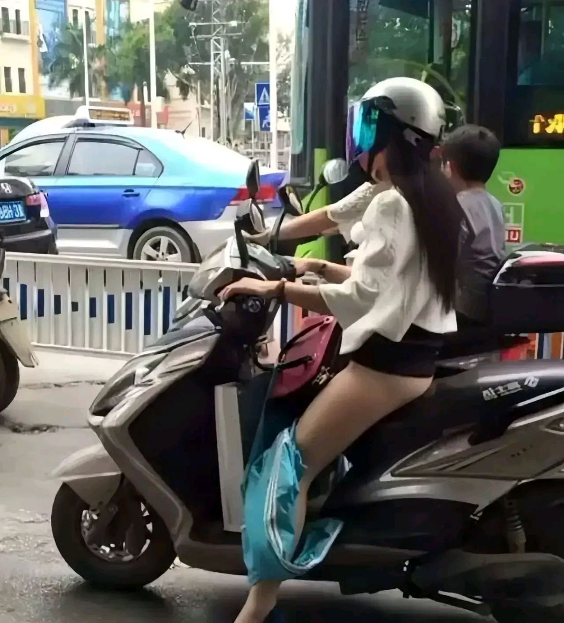 "美女你裙子都掉了"从她骑摩托车的专注程度来看,这美女应该是位摩托