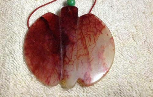 高价血玉到底如何制成的?一位农民说出实情,太残忍了!