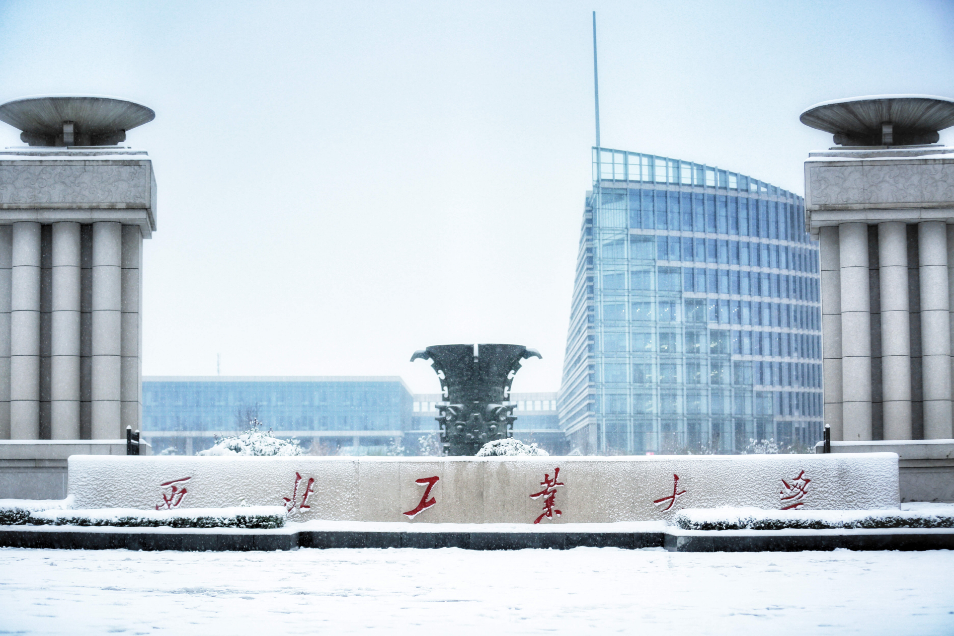 北京航空航天大学建校不早,但起点很高,清华大学航空系,西北工业大学
