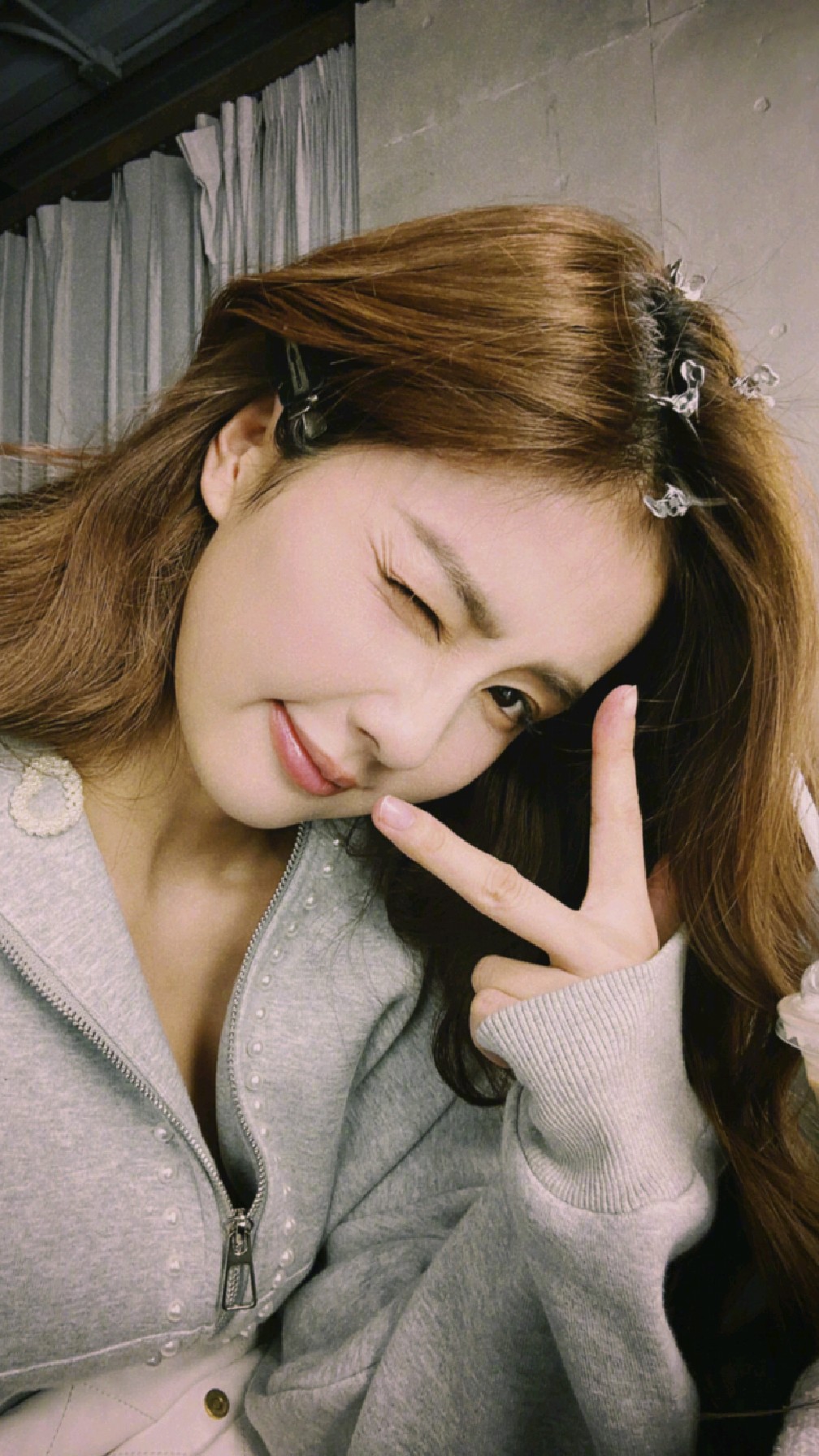 白鹿晒六宫格随拍,嘟嘴比耶好可爱,还有一堆美食,日子太滋润-度小视