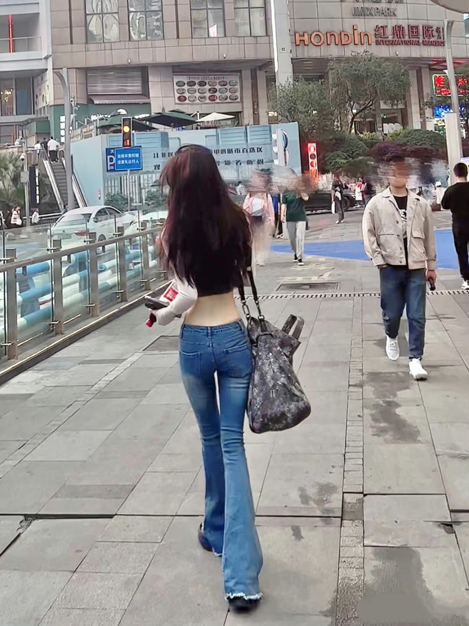 街拍美女!这背影能迷住你吗?