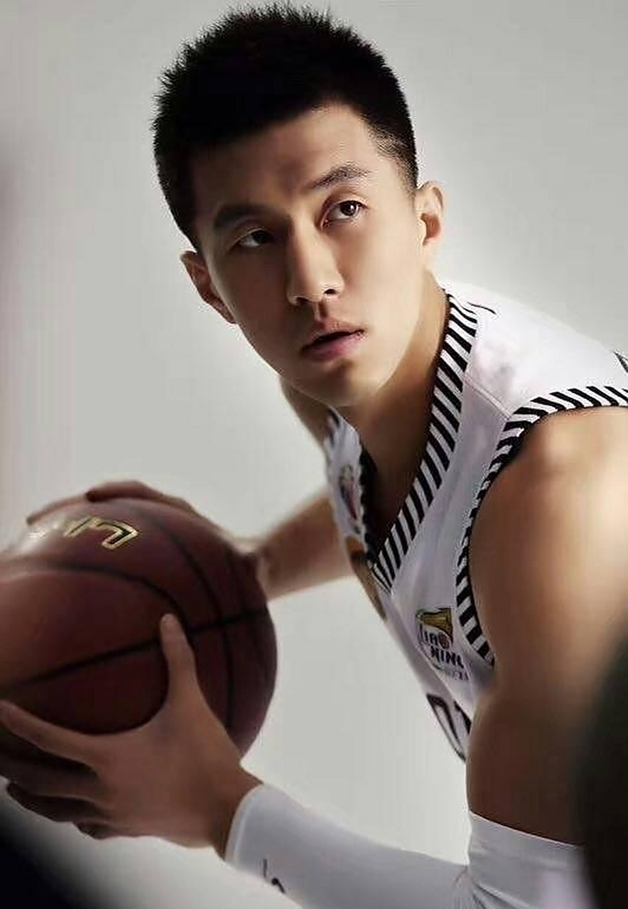 郭艾伦这张拍的真帅,应该没开美颜吧! #辽宁男篮