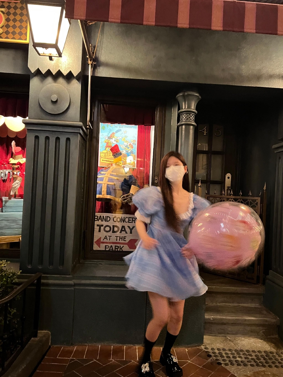 组图：赵露思穿公主裙游迪士尼手拿气球等烟花少女心十足