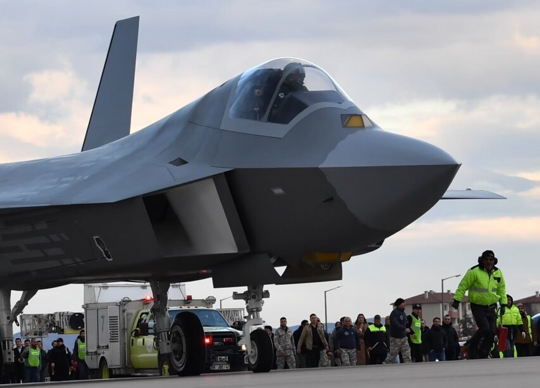 土耳其五代机"kaan"的附面层隔板非常厚,附面层隔板用于在机身与