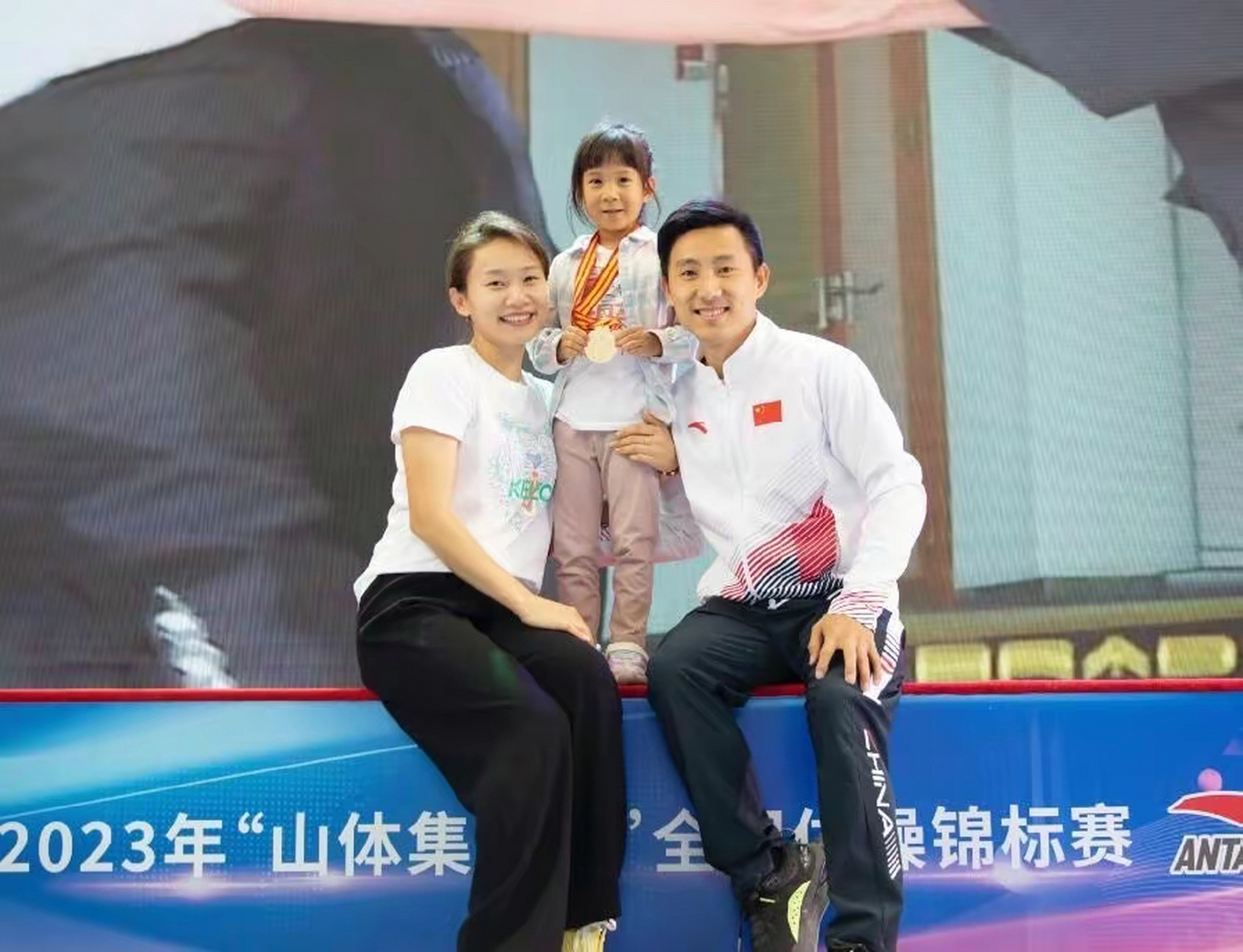 前体操奥运冠军滕海滨带着妻子前体操世界冠军张楠和女儿去到赛场探班