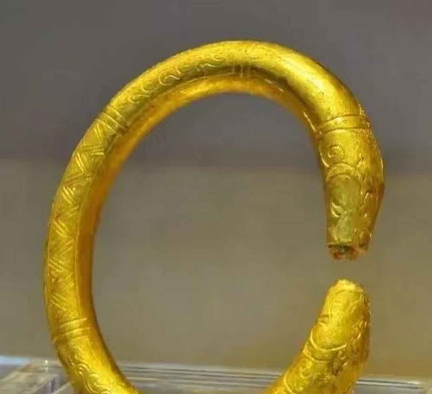 老母亲去世的时候,妹妹为她整理仪容,把金项链金耳环金戒指金手镯一