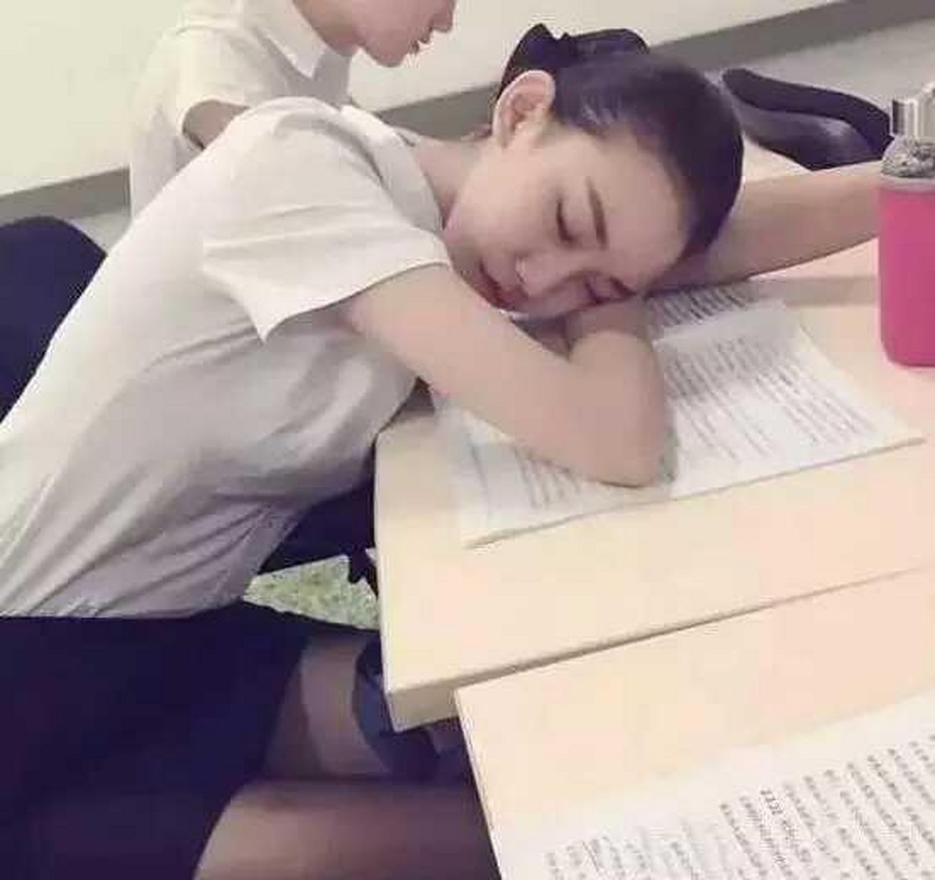 早上十点,我看到一位女员工趴在桌子上睡觉,我悄悄拍了一张照片,然后
