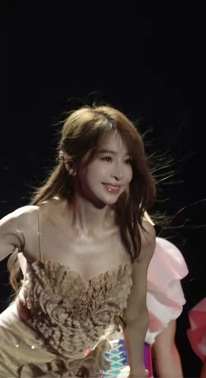 7月10日,40岁女演员王心凌在三亚演唱会上的造型和状态引起了热议.