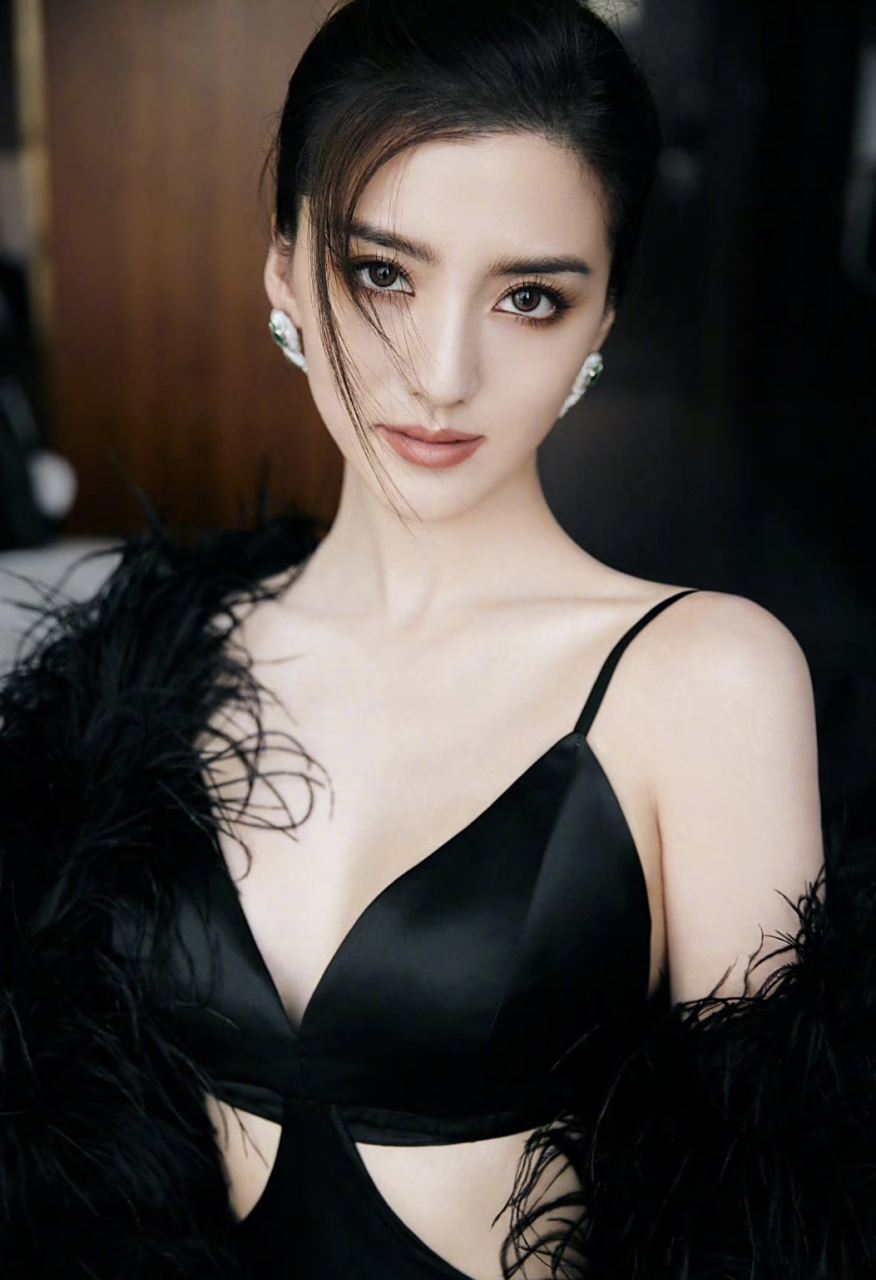 林峰最美前女友吴千语确实漂亮,洋气,不是网红脸,标准的混血脸,泰国蛮