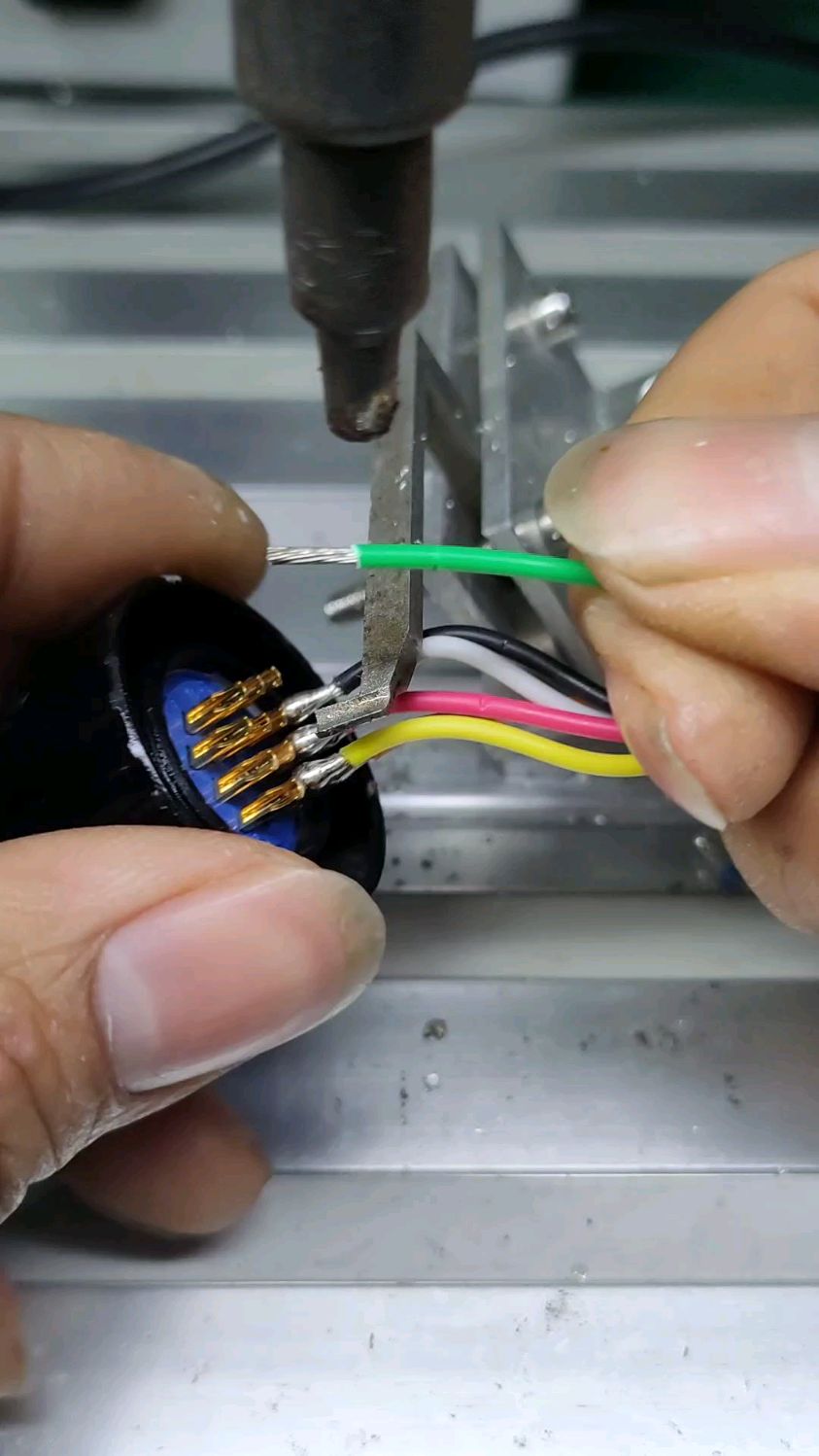 航插头焊线,每一颗饱满的焊点注入的都是我们对焊锡的执着与认真-度小