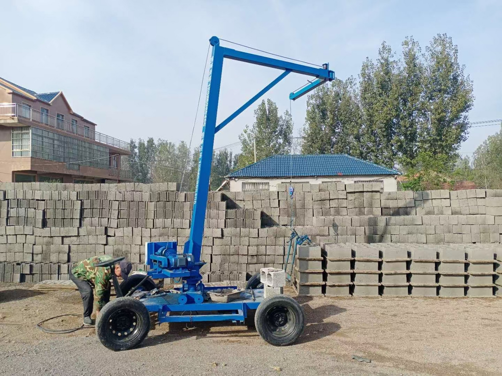 空心砖夹砖机,水泥砖码垛机,使用免烧砖码砖机可使免烧砖机生产线减少