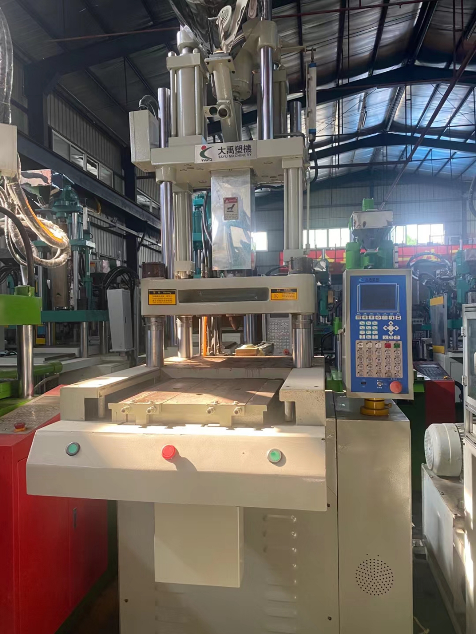 85t大禹单滑板注塑机,成色9成新,大螺杆,射胶量200多克,有兴趣的老板