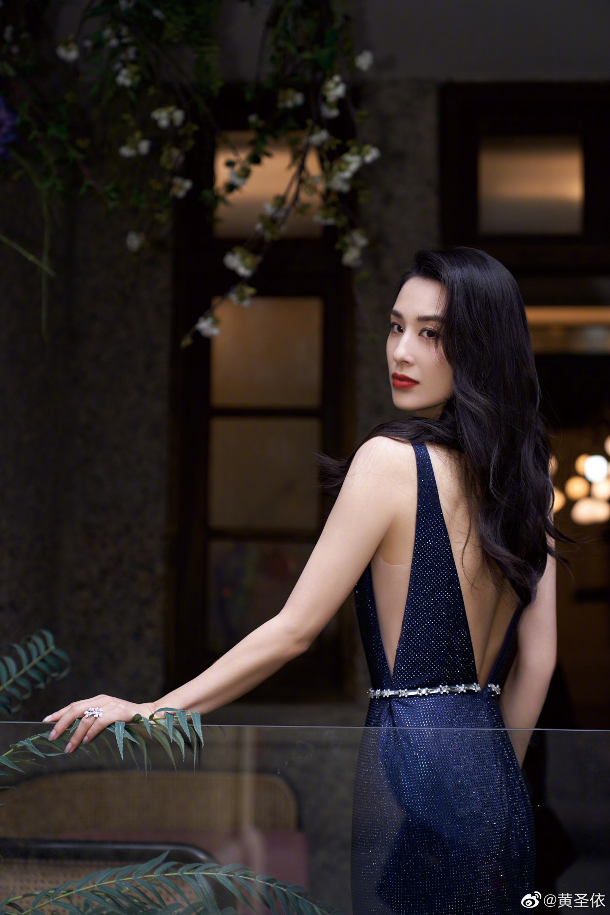 黄圣依写真,一袭蓝色鱼鳞深v长裙,美腿修长,时尚美艳