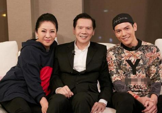 向佐和爸爸同框合照,一个36岁一个72岁,俩人看起来却像兄弟一样