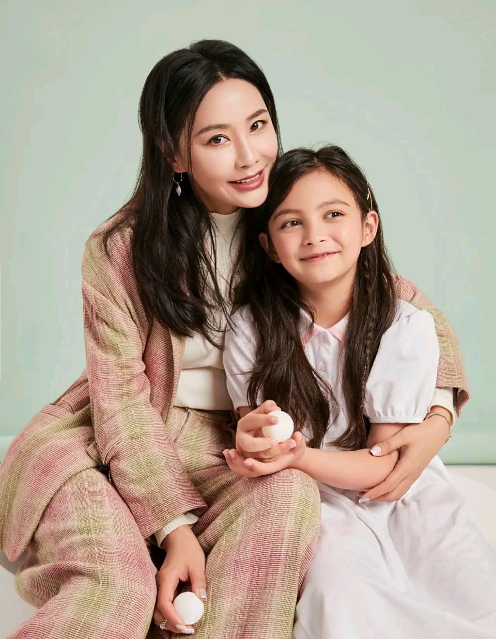 吴奇隆前妻马雅舒和一双混血儿女的亲子照,女儿和儿子都好漂亮,遗传了