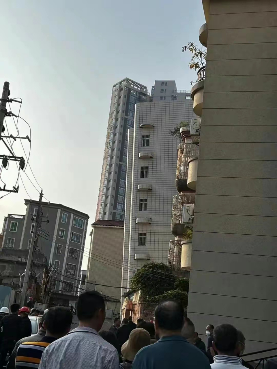 近日,广东湛江,有网友爆料,霞山乐平疑似地陷歪了好几幢楼,当地有关