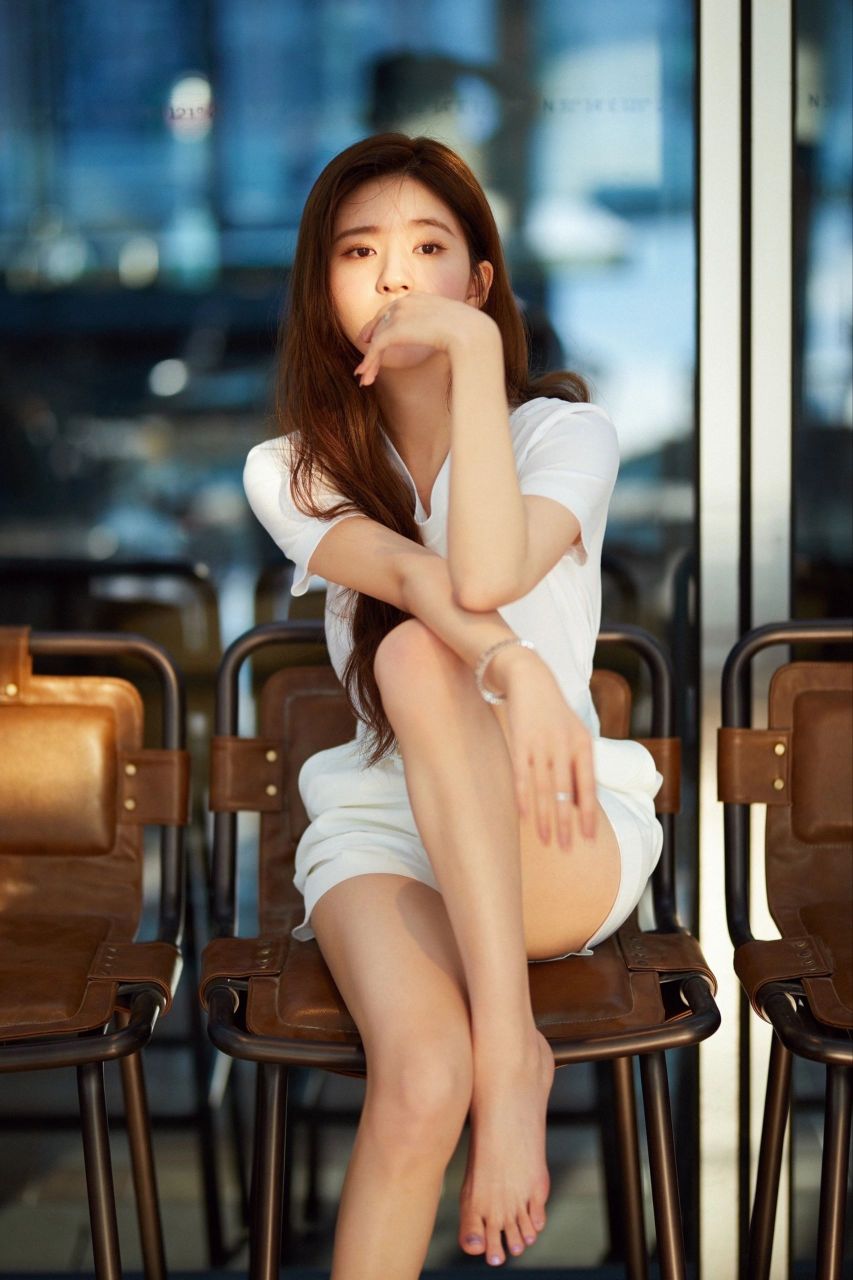 坐在阳光中的赵露思|||宁静的夏日 午后 穿着白色短袖短裤的赵露思 坐