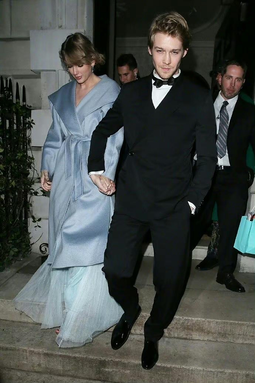 霉霉taylor swift的前男友joe alwyn街头被拍,这也是joe alwyn与霉霉