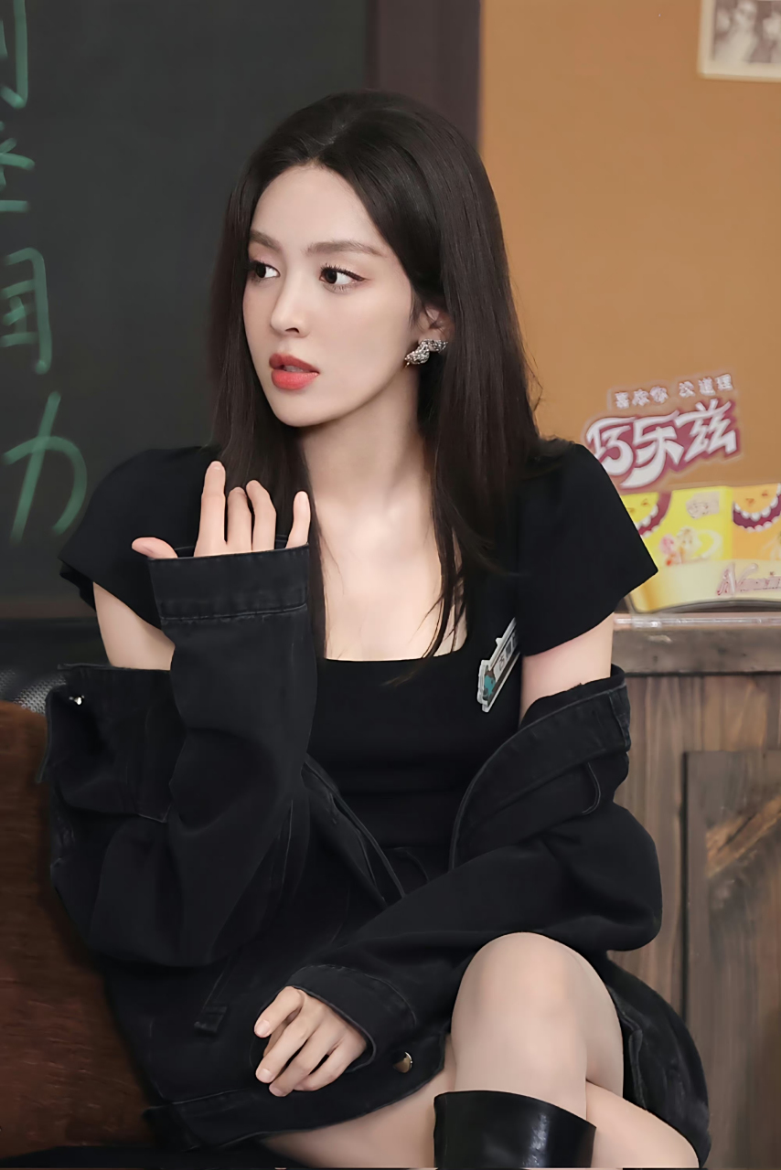 娜扎《萌探》节目中肉色丝袜搭配长靴,太绝美了#赵丽颖# #娱乐最前沿