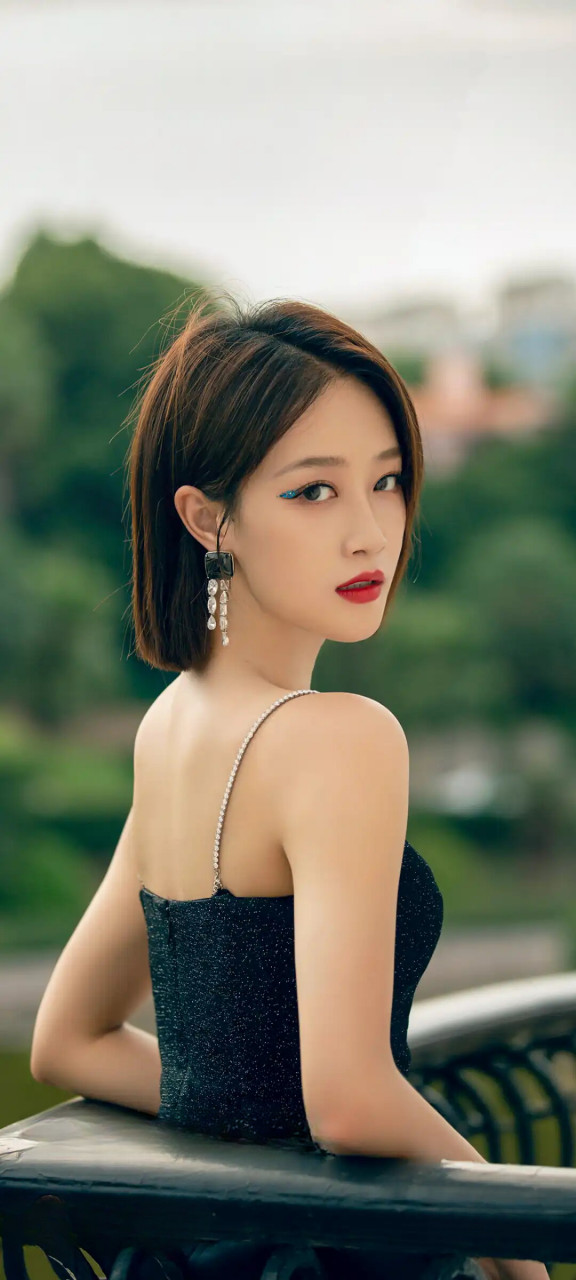 蓝盈莹在古装魔幻片《画壁》中饰演了仙女海棠,让她从此步入了演艺圈