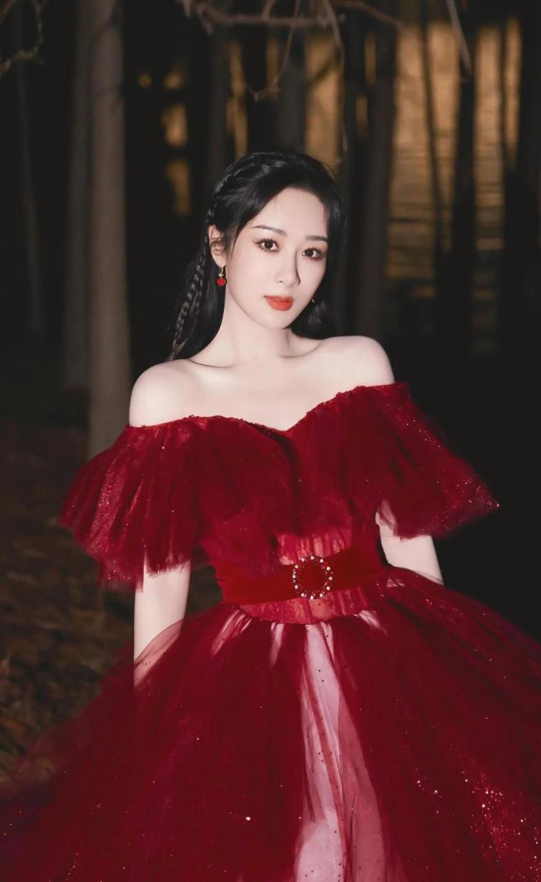 杨紫这身红色纱裙真漂亮!