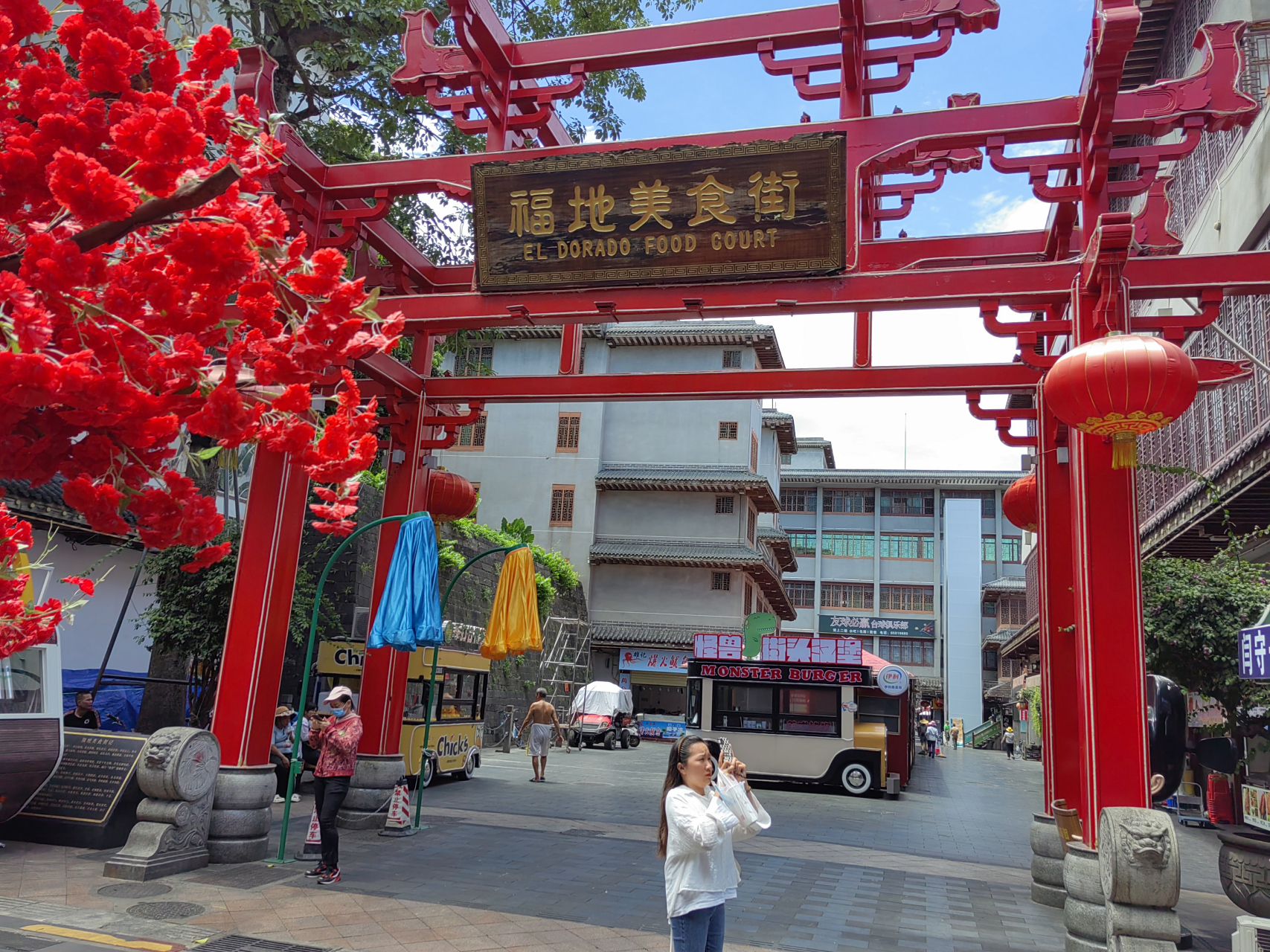 海口府城忠介路步行街随拍.哈尔滨人旅居海南东方,周末高铁游海口.