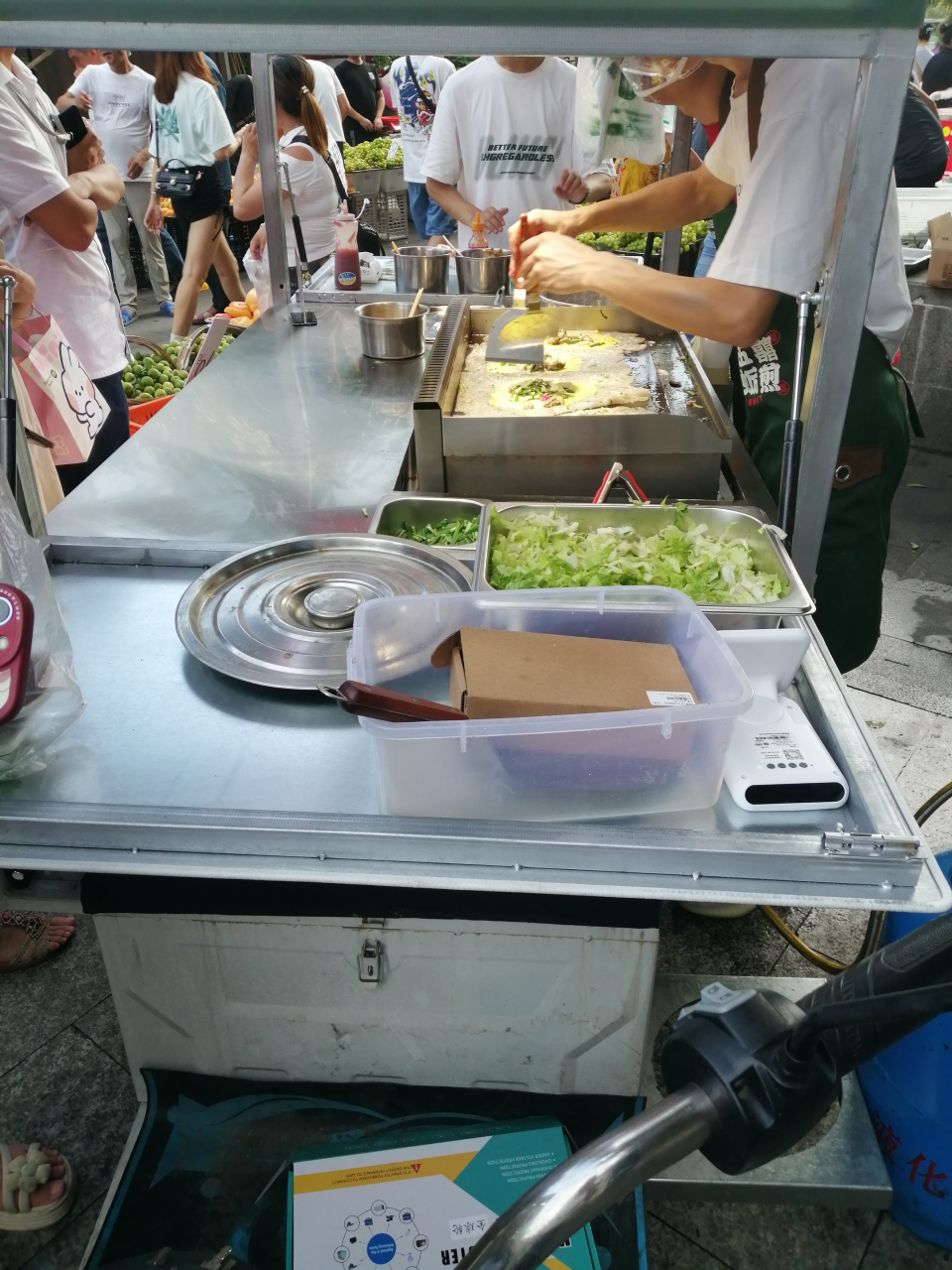 聊聊社会新鲜事#今日下班,出了地铁口发现一小吃摊前人头攒动,看评创