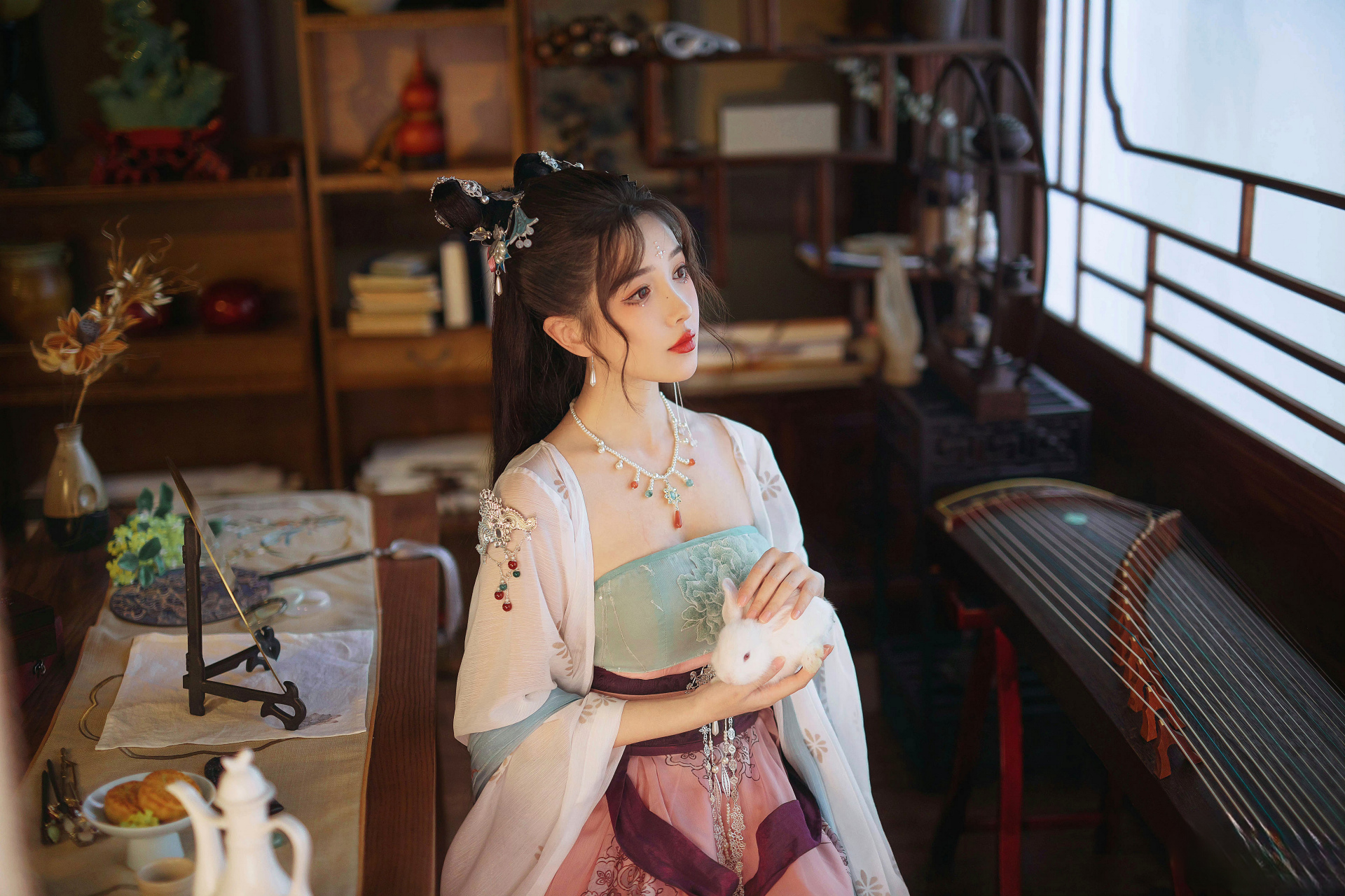 芙蓉不及美人妆,水殿风来珠翠香 #诗词# #汉服