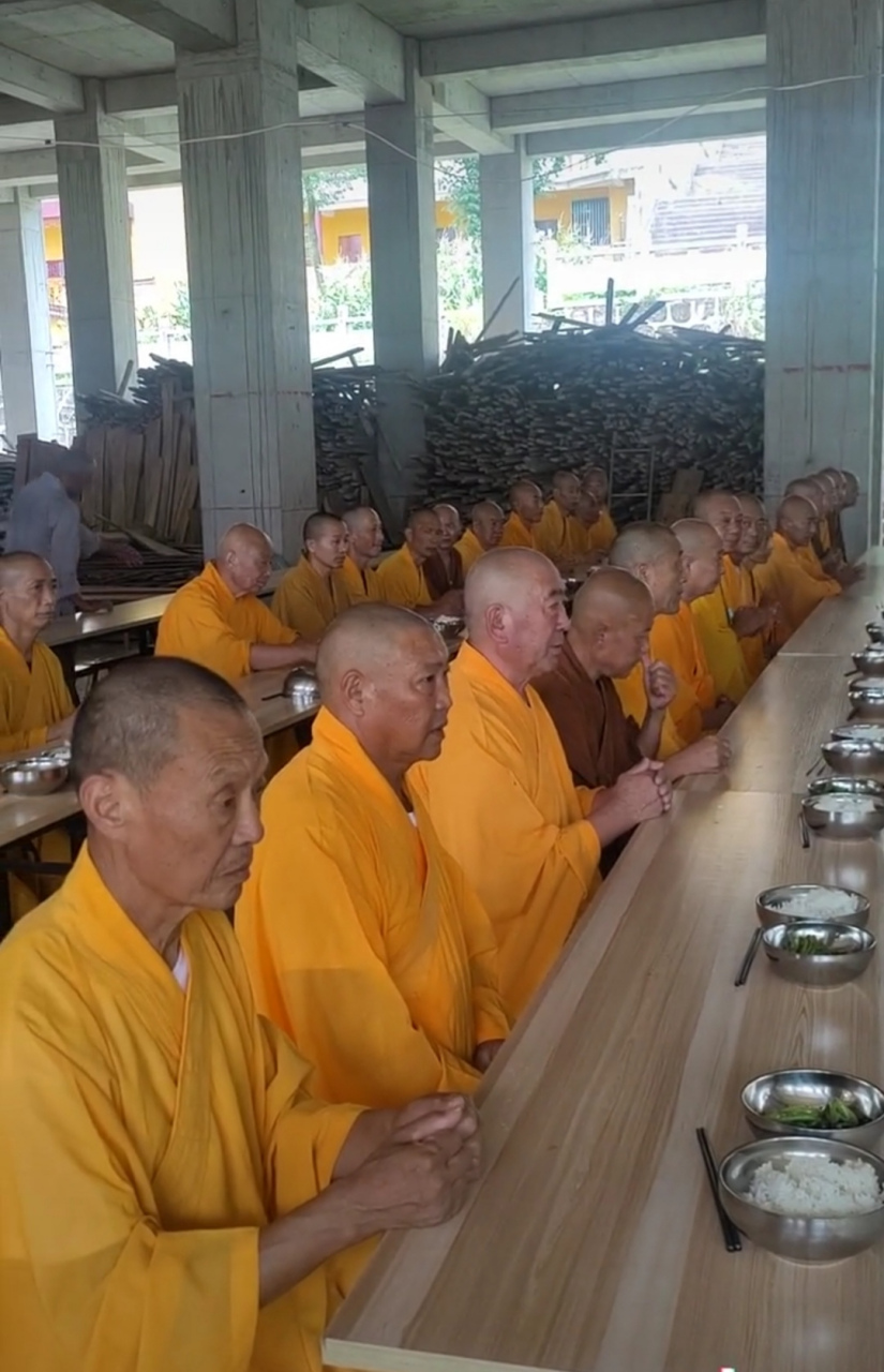 九华山的僧人们准备吃午饭的场景,一眼看去,几乎全是老人,一碗米饭