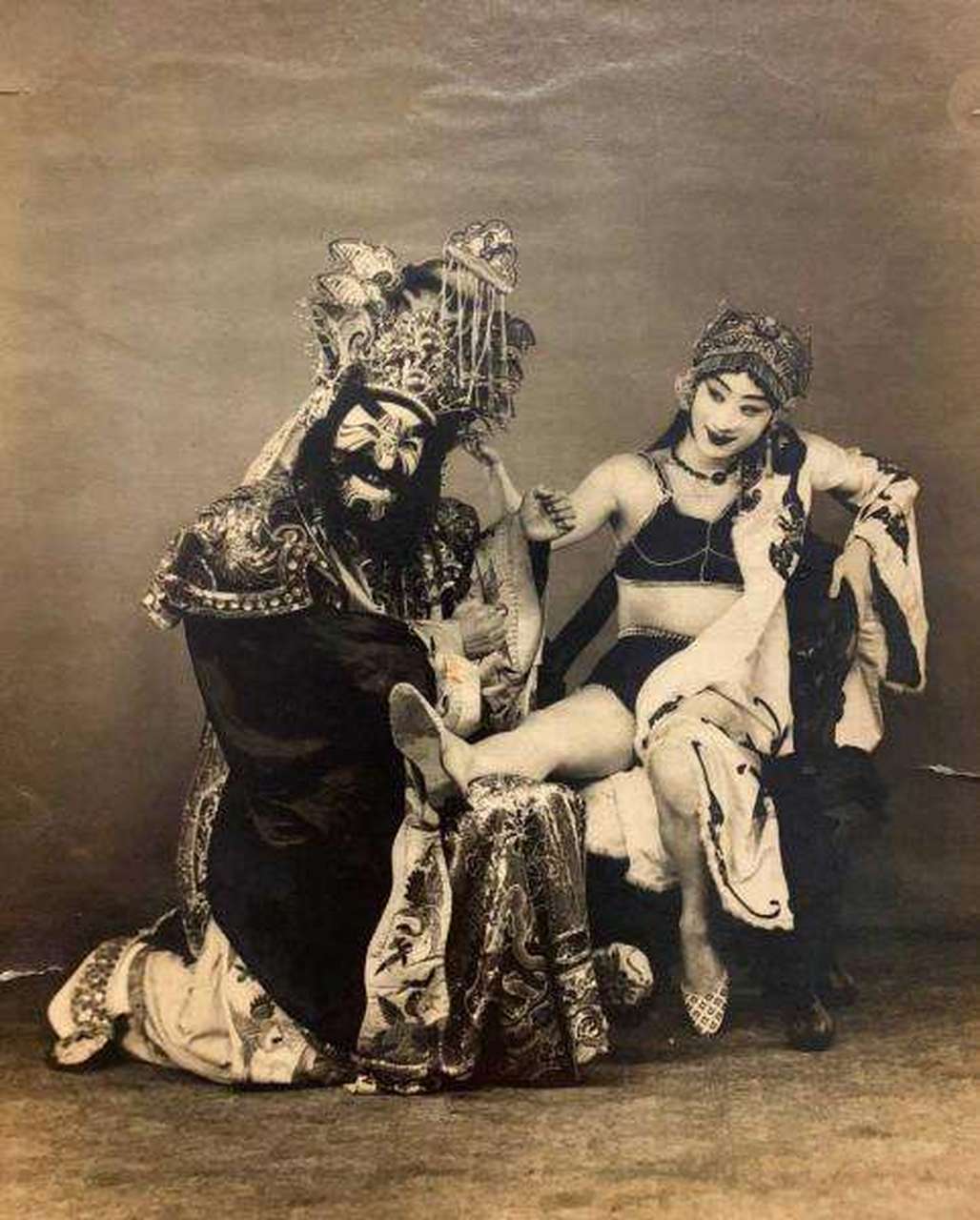 男扮女装,穿着暴露扮演封神榜中的小杨月楼, 抛去传统,大胆前卫,以其