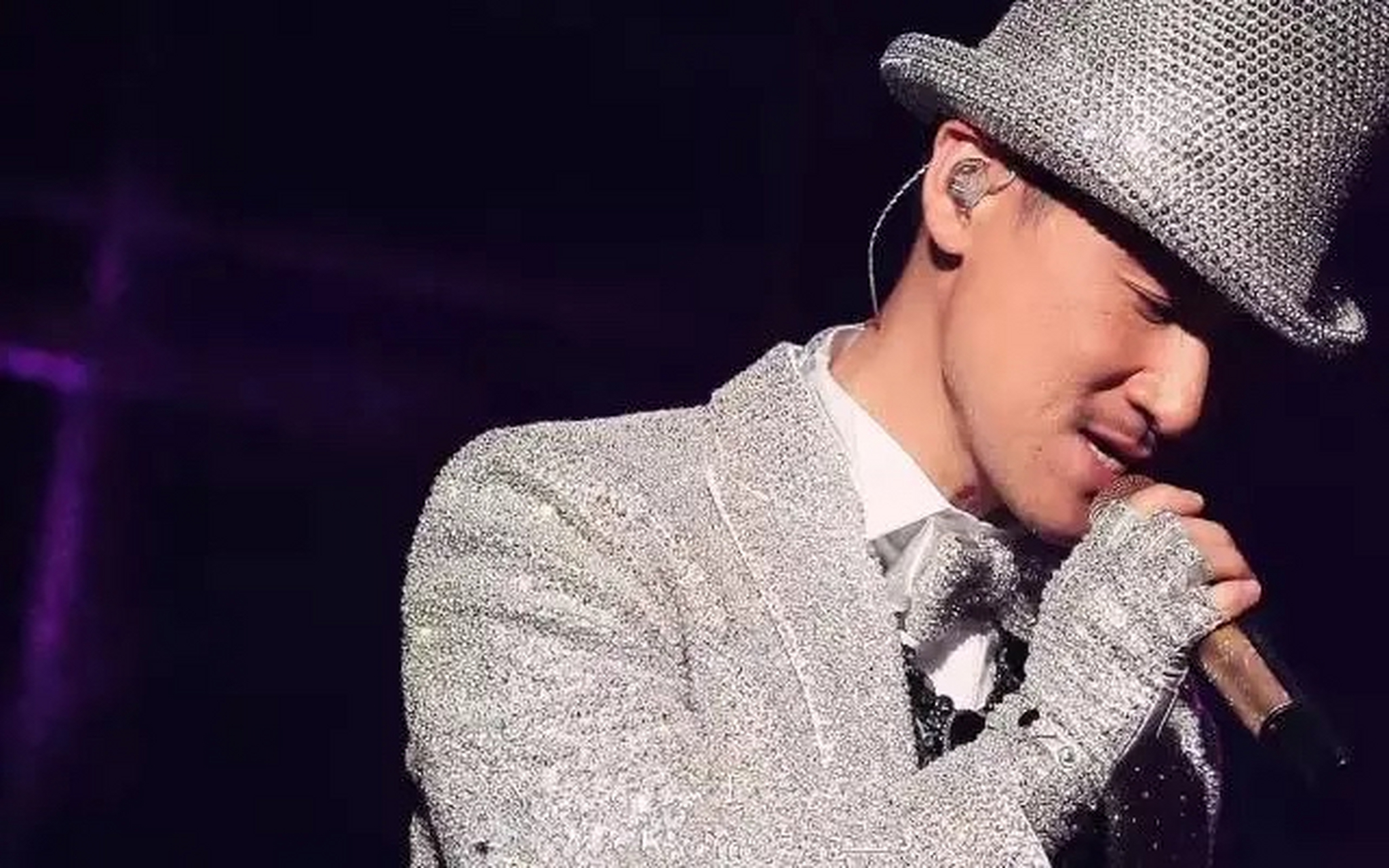 张学友:《她来听我的演唱会》 这是一首适合单曲循环的经典歌曲,每一