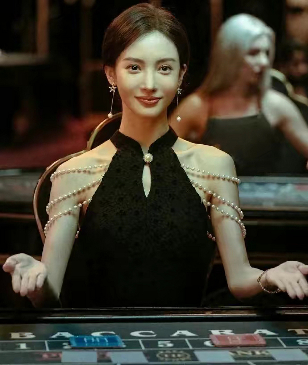 金晨孤注一掷的美真的很绝,黑色旗袍搭珍珠演技炸裂,被她美哭了