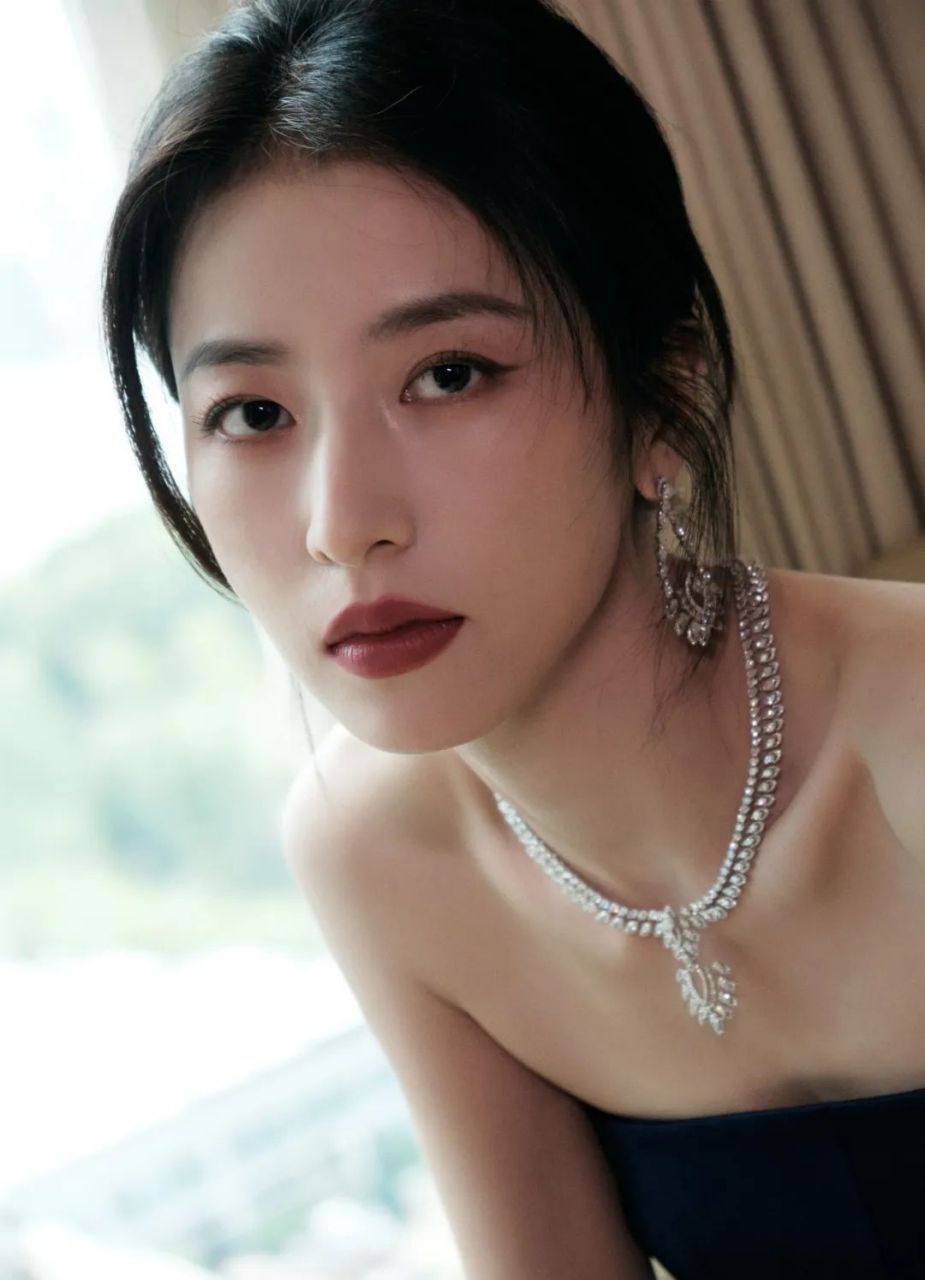 周雨彤穿着绀青色的抹胸裙出席了白玉兰颁奖典礼.