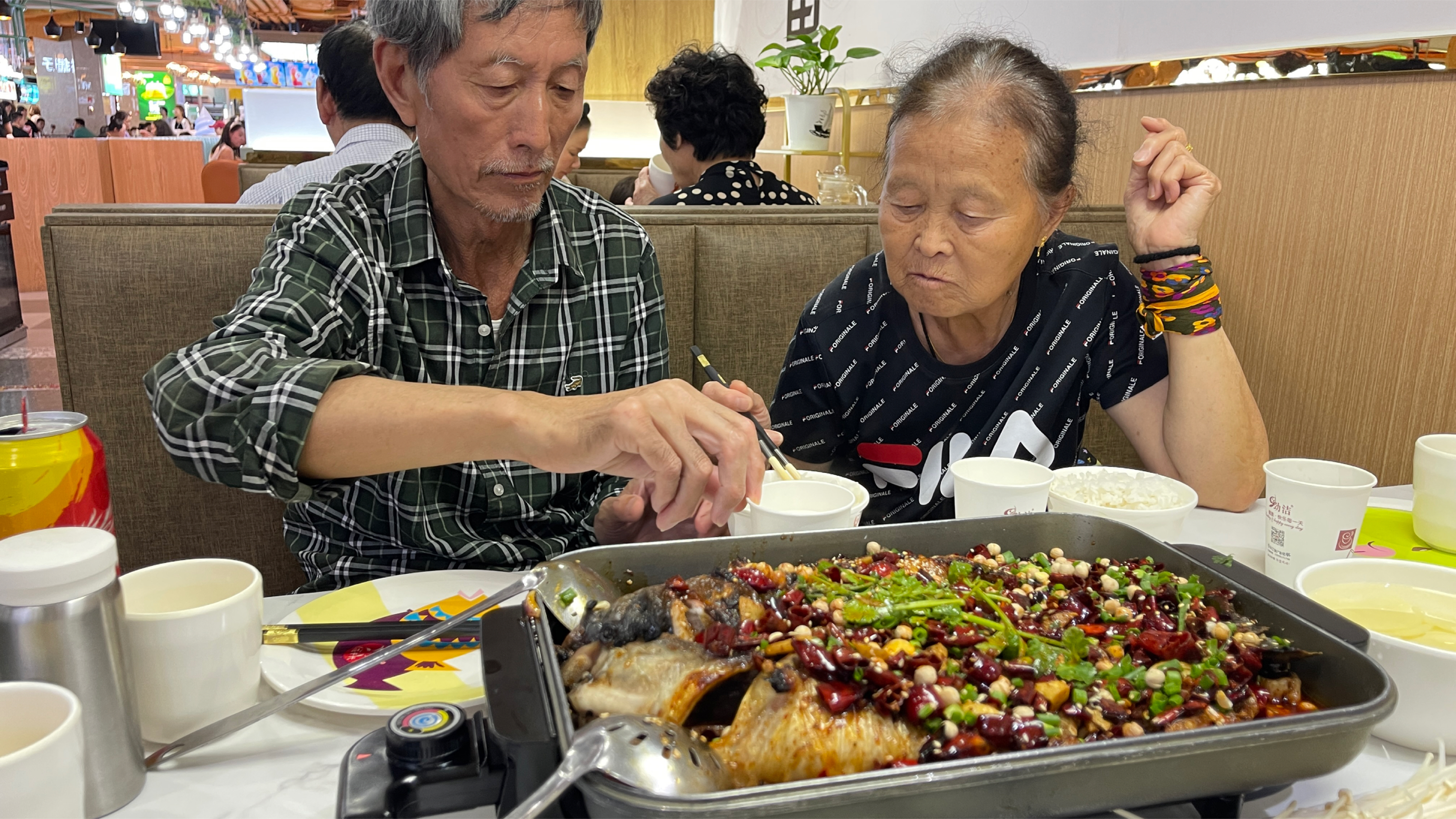 和爸妈在新疆伊宁吃梭边鱼,三人套餐169元,不敢总吃羊肉怕上火